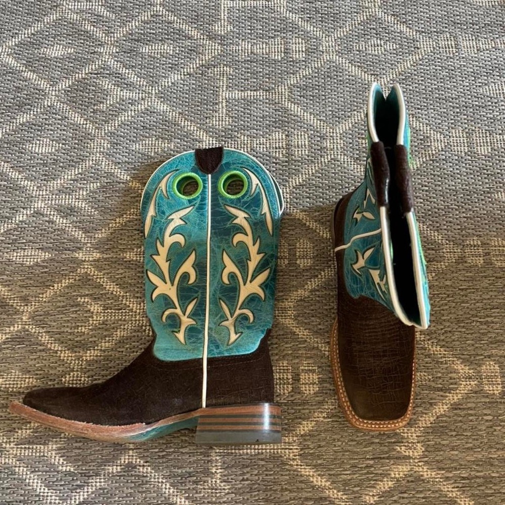 These are blue and green Ariat Women’s boots size 6 with a corduroy sole.